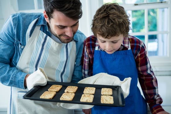 Vader en zoon bakken koekjes